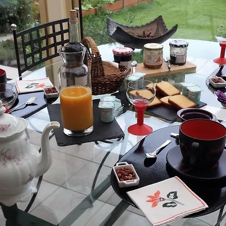 Rum i privatbostad 2 Privees Dans Un Jardin D'hiver, Garage Voiture, Velos, Motos