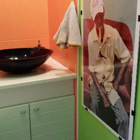 2 Privees Dans Un Jardin D'hiver, Garage Voiture, Velos, Motos Rum i privatbostad