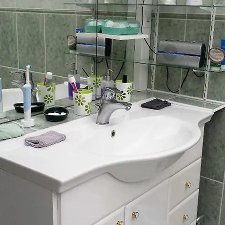 Rum i privatbostad 2 Privees Dans Un Jardin D'hiver, Garage Voiture, Velos, Motos *