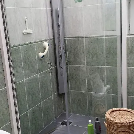 2 Privees Dans Un Jardin D'hiver, Garage Voiture, Velos, Motos *